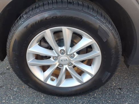 Used 2018 Kia Sorento LX image 9