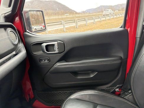 Used 2019 Jeep Wrangler Unlimited Sahara w/ Quick Order Package 24M Moab image 22