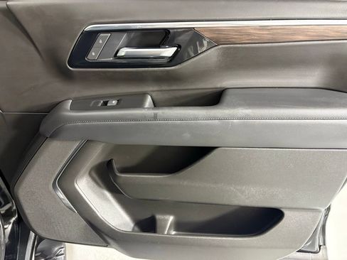 Used 2025 Chevrolet Suburban Z71 image 12