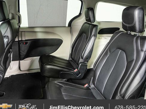Used 2024 Chrysler Pacifica Touring-L FWD image 17