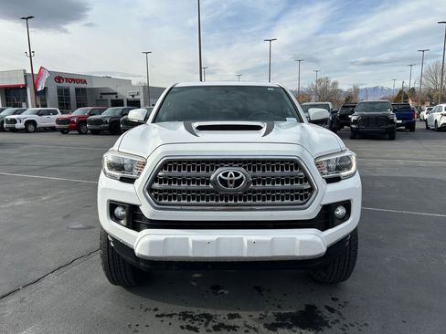 Used 2017 Toyota Tacoma TRD Sport image 8