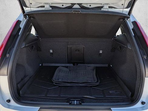 Used 2021 Volvo XC40 T4 Momentum w/ Premium Package image 6