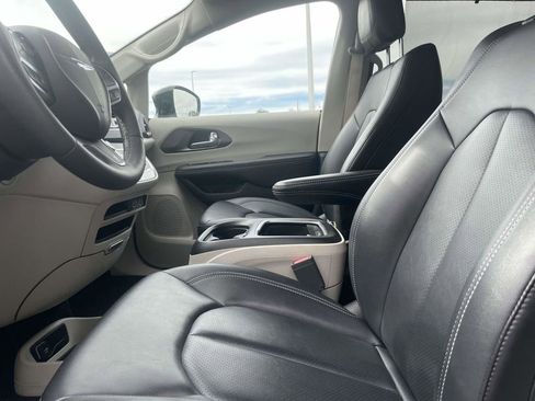 Used 2024 Chrysler Pacifica Touring-L image 24
