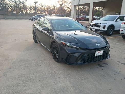 Used 2025 Toyota Camry SE image 6