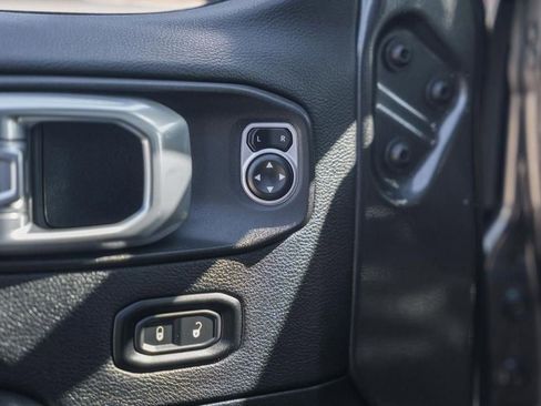 Used 2020 Jeep Wrangler Unlimited Sahara image 39