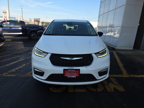 Used 2024 Chrysler Pacifica Touring-L image 9