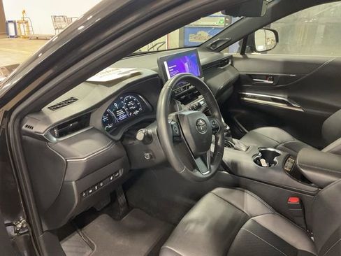 Used 2023 Toyota Venza Limited image 9