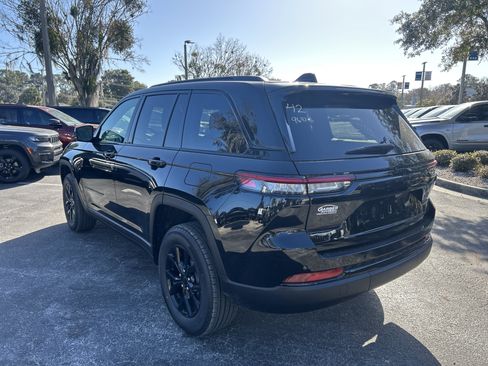 New 2025 Jeep Grand Cherokee Altitude image 5