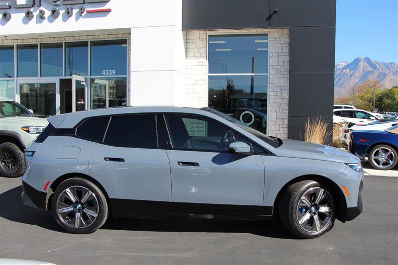 Used 2024 BMW iX xDrive50 w/ Premium Package AWD/4WD image 10