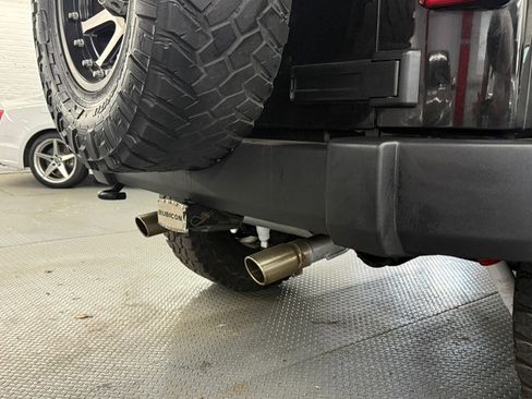 Used 2015 Jeep Wrangler Unlimited Rubicon w/ Dual Top Group AWD/4WD image 15