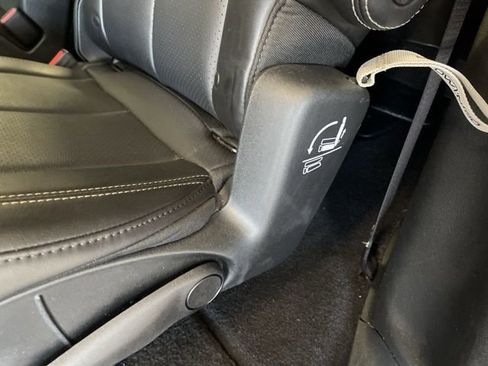 Used 2025 Chrysler Pacifica Select image 25