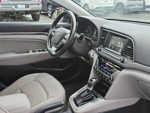 Used 2017 Hyundai Elantra Limited image 10