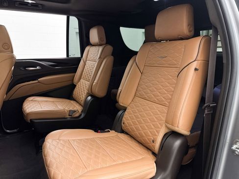 Used 2023 Cadillac Escalade ESV Premium Luxury w/ Performance Package AWD/4WD image 32