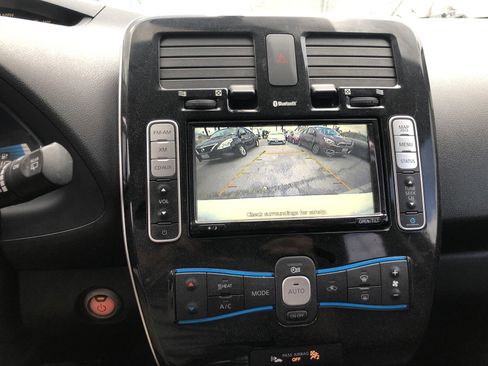 Used 2015 Nissan Leaf SV image 9