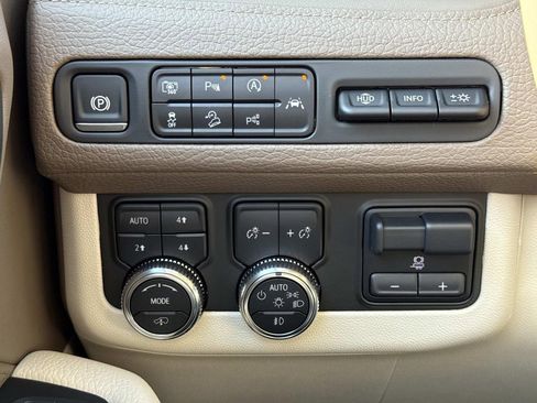 Used 2024 GMC Yukon XL Denali w/ Advanced Technology Package AWD/4WD image 12