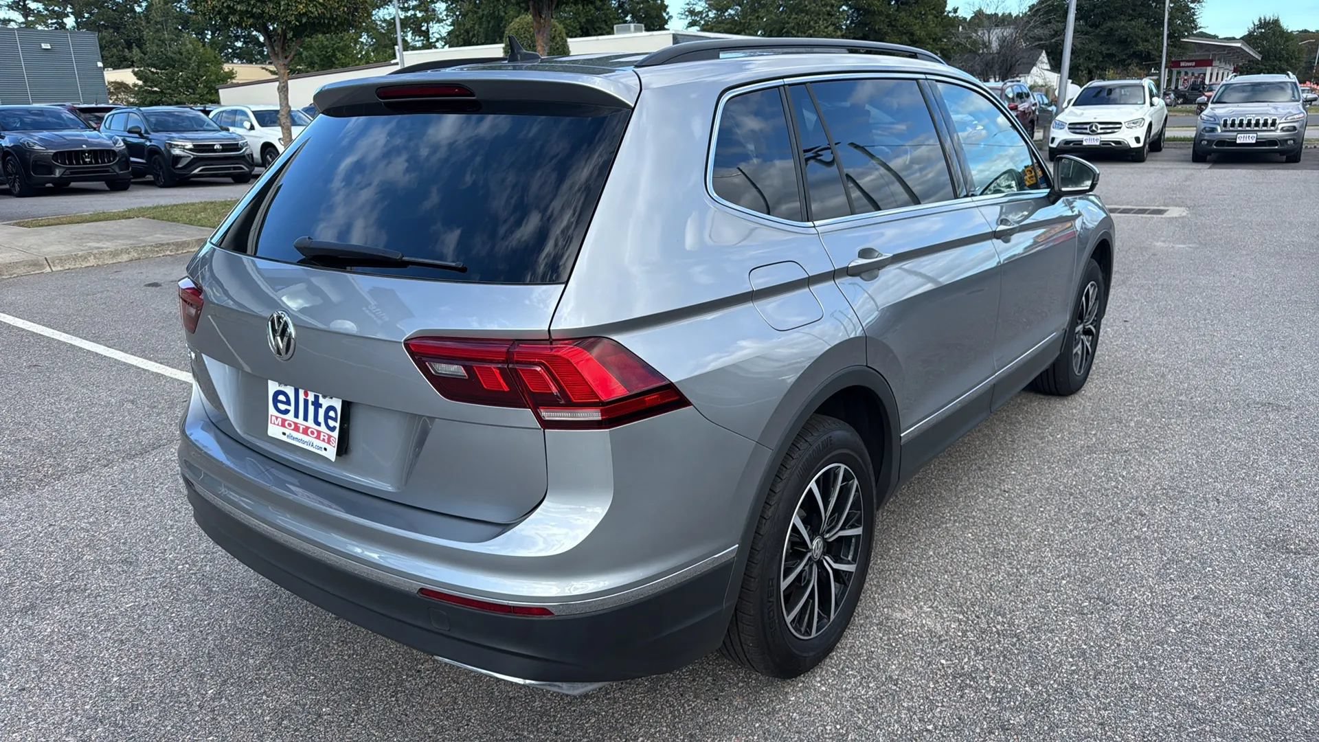 Used 2021 Volkswagen Tiguan SE w/ Panoramic Sunroof Package FWD image 7