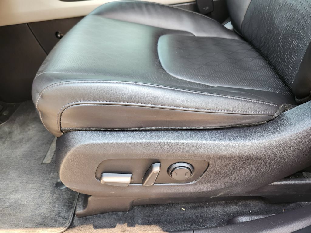 Used 2024 Kia Carnival LX FWD image 22