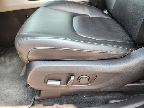 Used 2024 Kia Carnival LX FWD image 22