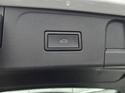 Used 2025 Volkswagen Atlas SE image 12