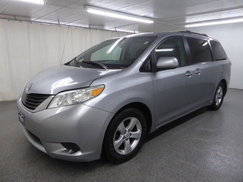 Used 2011 Toyota Sienna LE image 3