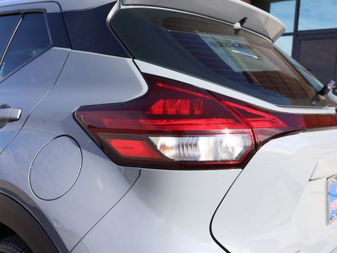 Used 2021 Nissan Kicks SV image 18