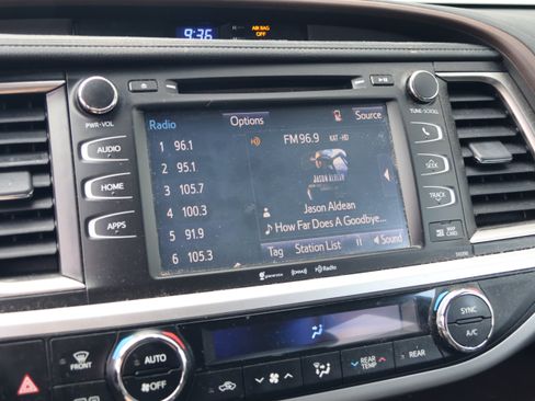 Used 2019 Toyota Highlander XLE FWD image 20