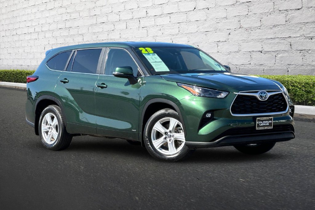Used 2023 Toyota Highlander LE AWD/4WD image 2