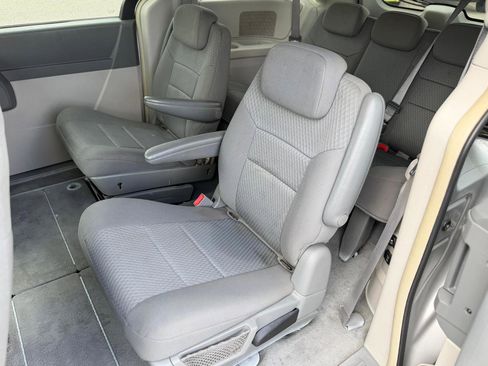 Used 2010 Chrysler Town & Country Touring image 15