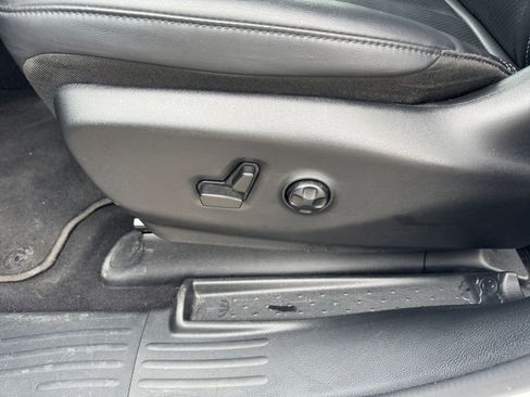 Used 2025 Chrysler Pacifica Select image 22