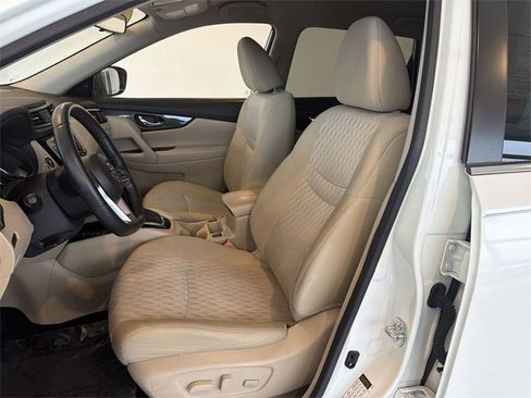 Used 2020 Nissan Rogue SV w/ Premium Package image 19