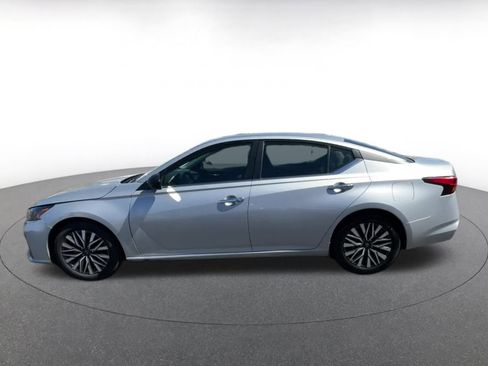 Used 2024 Nissan Altima 2.5 SV image 9