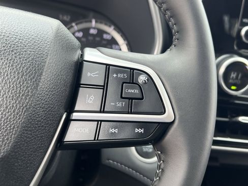 Used 2024 Toyota Highlander XLE image 30
