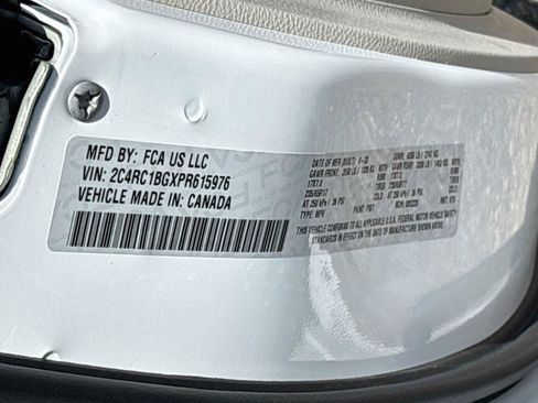 Used 2023 Chrysler Pacifica Touring-L FWD image 31