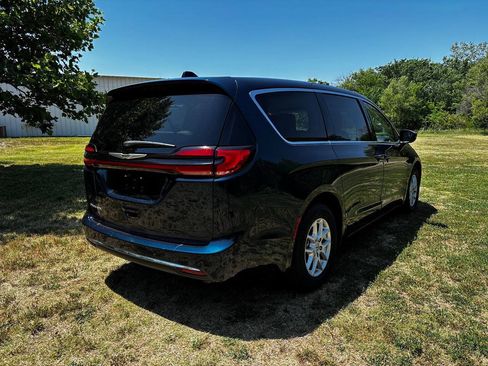 Used 2023 Chrysler Pacifica Touring-L FWD image 7