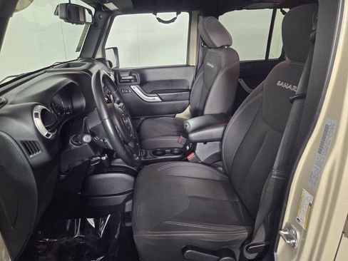Used 2018 Jeep Wrangler Unlimited Sahara w/ Connectivity Group AWD/4WD image 11
