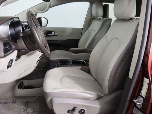 Used 2017 Chrysler Pacifica Touring-L Plus image 16