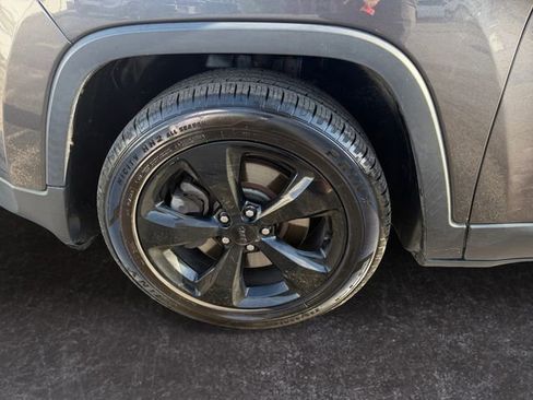 Used 2017 Jeep Cherokee Sport w/ Cold Weather Group FWD image 14