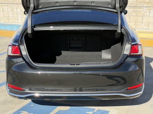 Certified 2025 Lexus ES 300h w/ Premium Package image 13