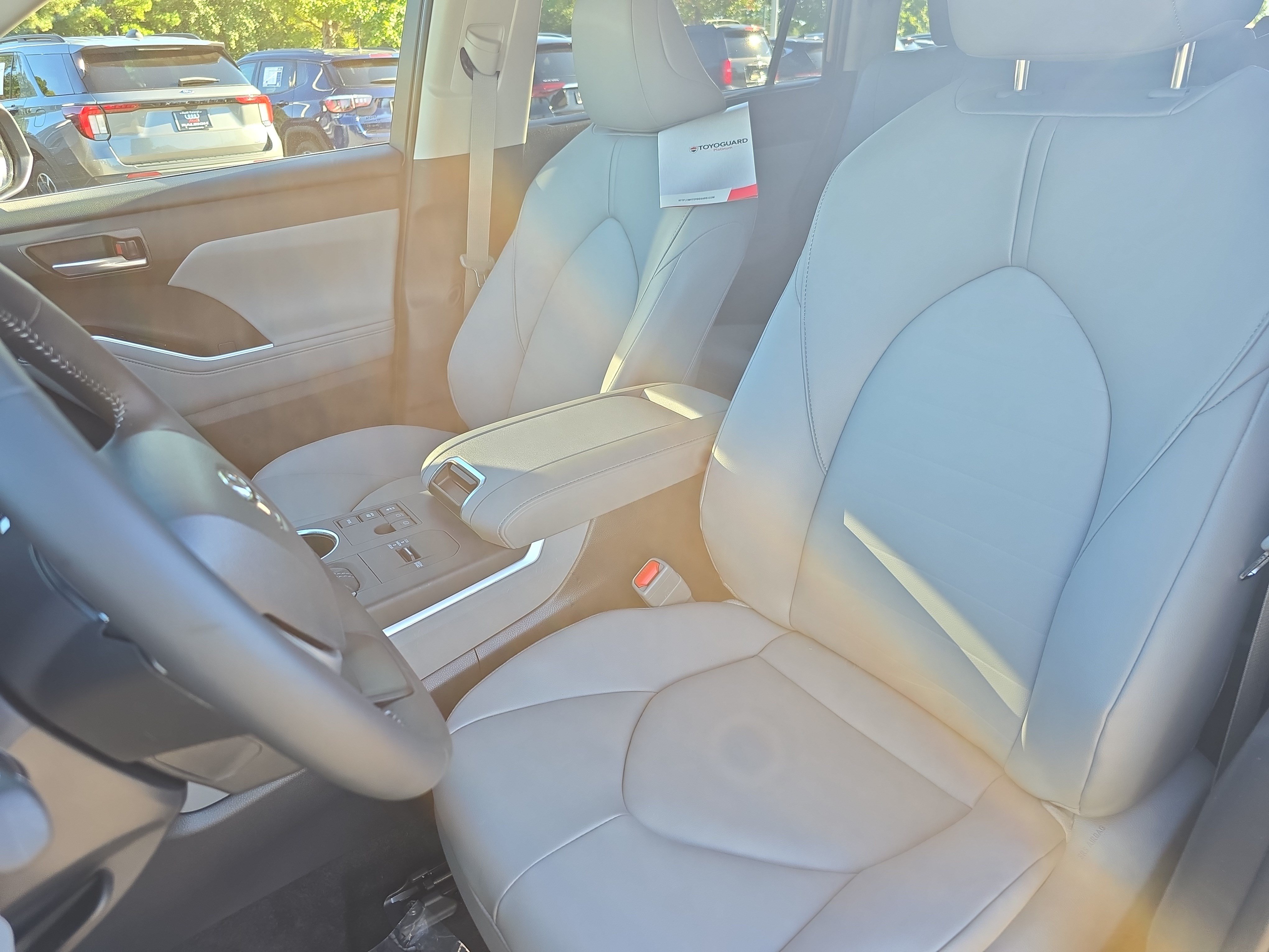 Used 2025 Toyota Highlander XLE AWD/4WD image 15
