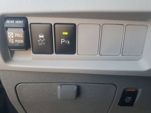 Used 2019 Toyota Sienna XLE image 22