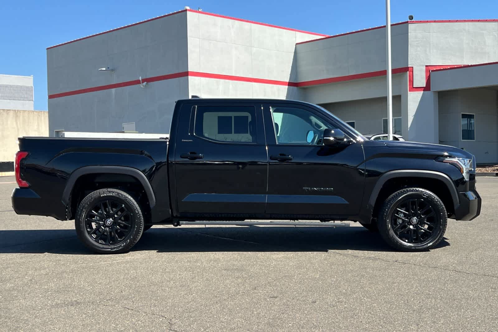 Used 2025 Toyota Tundra Limited AWD/4WD image 6