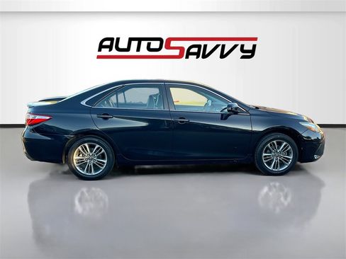Used 2016 Toyota Camry SE image 1