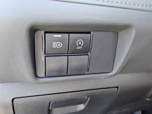 Certified 2023 Toyota Highlander L image 28