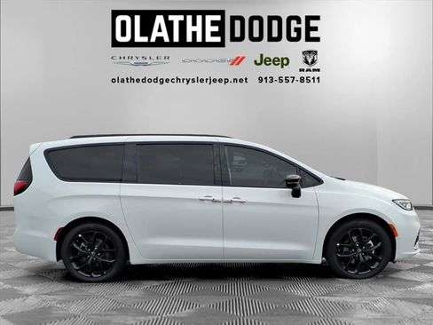 New 2026 Chrysler Pacifica Limited w/ Uconnect Theater Family Group image 8