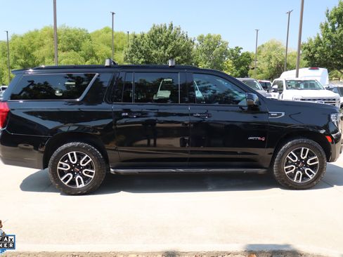 Used 2023 GMC Yukon XL AT4 AWD/4WD image 2