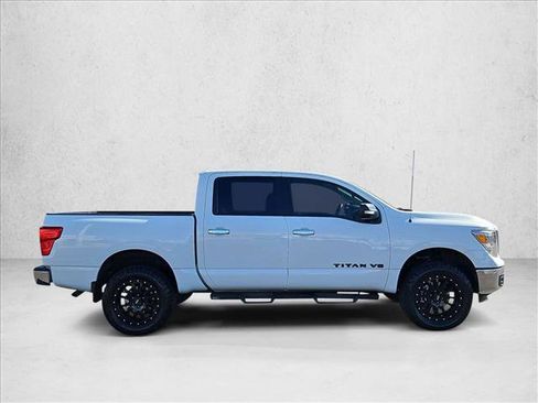 Used 2019 Nissan Titan SV image 4