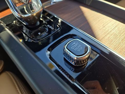 Certified 2023 Volvo XC60 T8 Ultimate w/ Protection Package Premier image 21