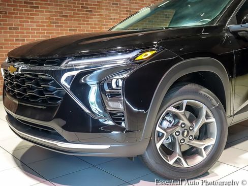 New 2026 Chevrolet Trax LT FWD image 2