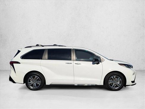 Used 2023 Toyota Sienna XSE image 4