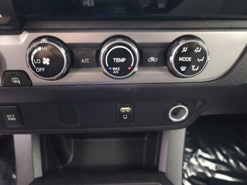 Used 2016 Toyota Tacoma SR image 31